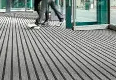 Tapete articulado Capachos Forte SP limpa os sapatos enquanto caminha sobre ele