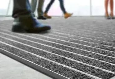 Tapete articulado Capachos Forte SP pessoas caminhando